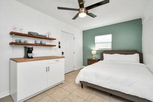 Deluxe Studio, 1 Queen Bed, Non Smoking, Pets Allowed | Iron/ironing board