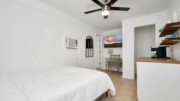 Deluxe Studio, 1 Queen Bed, Non Smoking, Pets Allowed