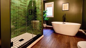 Luxury-Suite, 1 King-Bett | Badezimmer | Haartrockner, Handtücher, Seife, Shampoo