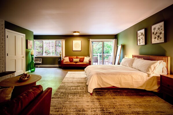 Classic Room, 1 Queen Bed, Balcony