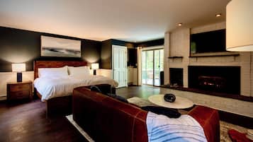 Classic Room, 1 King Bed, Balcony