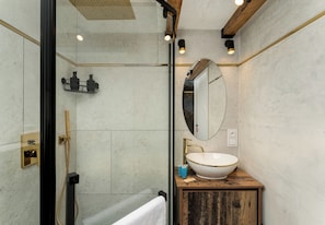 Shower, hair dryer, towels - Bohaterów Getta Studio with Mezzanine (Kraków)
