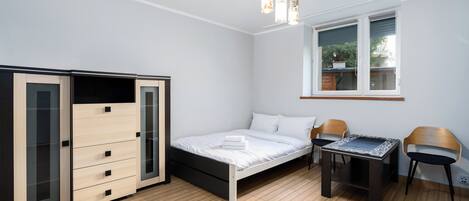 Iron/ironing board, WiFi, bed sheets