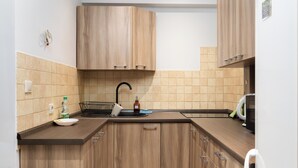 Una cocina con armarios de madera, un fregadero y un microondas.