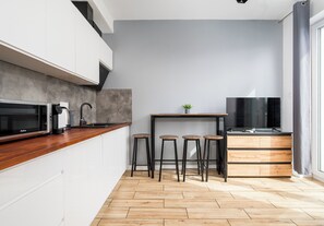 Kühlschrank, Mikrowelle, Herdplatte, Geschirrspüler