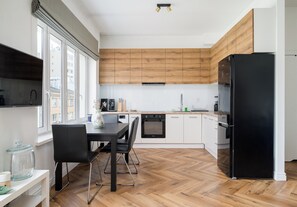 Kylskåp, ugn, spishäll och diskmaskin