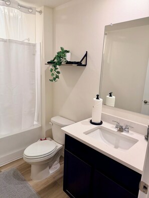 Dusche, Handtücher, Seife, Toilettenpapier