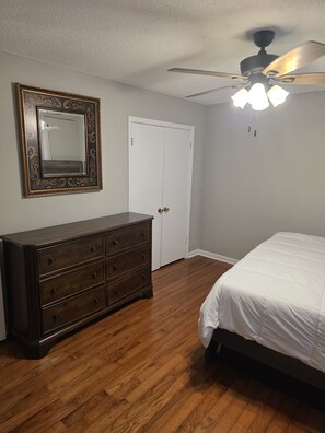 3 habitaciones, tabla de planchar con plancha, wifi y ropa de cama 