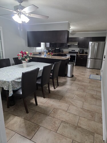 3-bedroom house in tranquil Fayetteville with AC for relaxing stays two