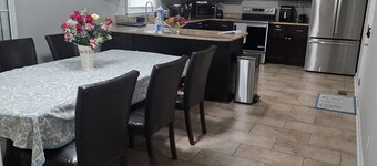 3-bedroom house in tranquil Fayetteville with AC for relaxing stays two