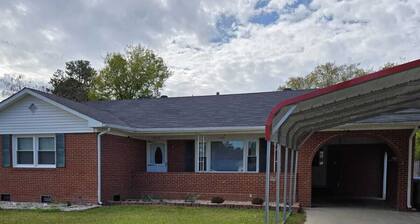 3-bedroom house in tranquil Fayetteville with AC for relaxing stays two