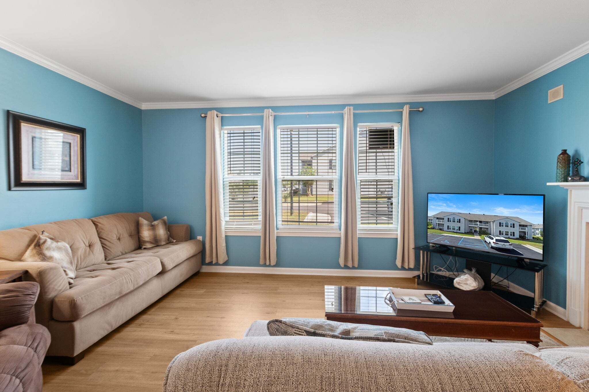 Smart TV, fireplace
