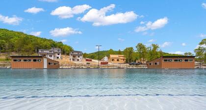 New Tall Timbers Cabin w Private Hot Tub_Billiards_Cmty Pools&Fishing Pond_Free Tickets