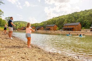 Beach - New Tall Timbers Cabin w Private Hot Tub_Billiards_Cmty Pools&Fishing Pond_Free Tickets (Hollister)