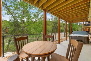 Outdoor dining - New Tall Timbers Cabin w Private Hot Tub_Billiards_Cmty Pools&Fishing Pond_Free Tickets (Hollister)