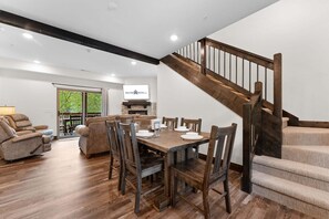 Dining - New Tall Timbers Cabin w Private Hot Tub_Billiards_Cmty Pools&Fishing Pond_Free Tickets (Hollister)