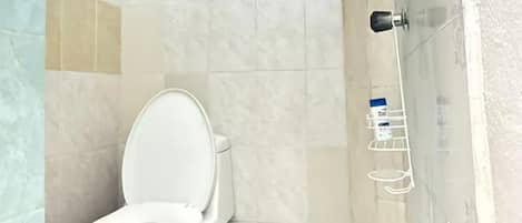 Haartrockner, HandtĂŒcher, Seife, Toilettenpapier