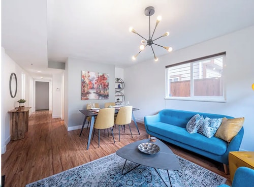 Central 2BR Suite • Near Grouse Mountain & Lions Gate bridge • Free Parking
