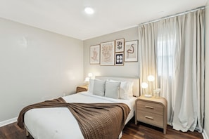 8 chambres, bureau, fer et planche à repasser, lit de bébé portatif