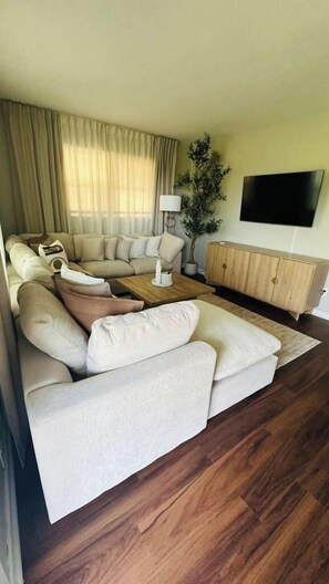 Living area - Theater • Game Room • Fire Pit • Grill • Sleeps 15 (Birmingham)