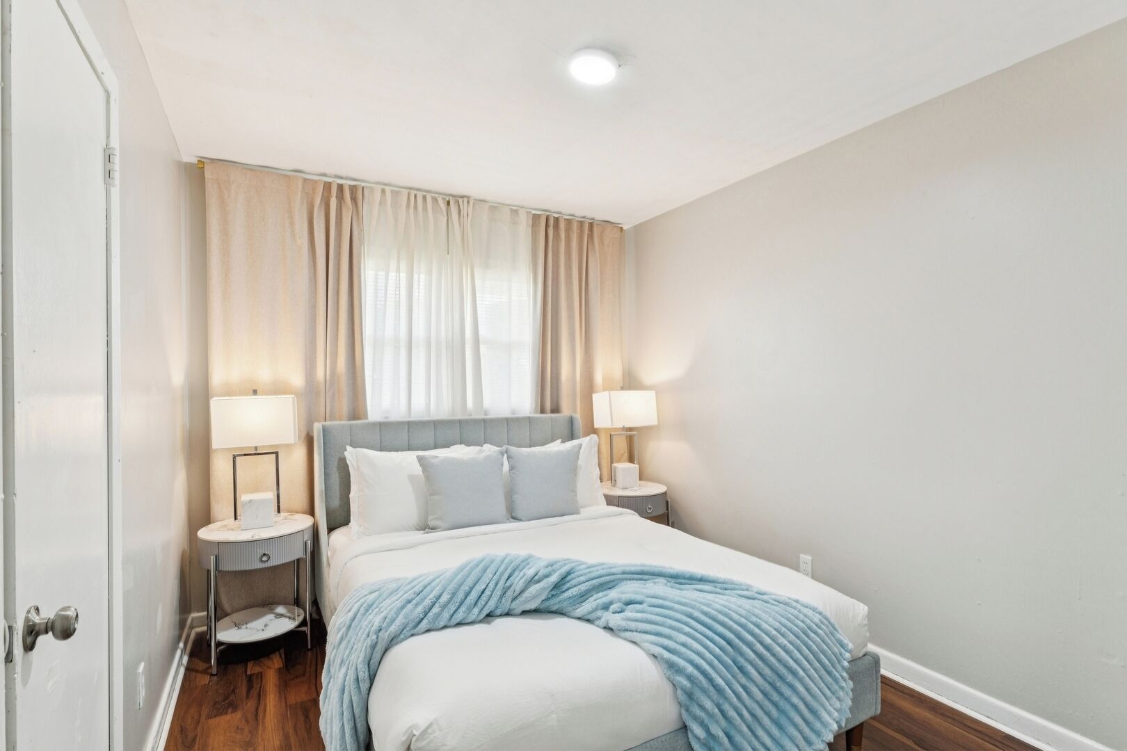 8 bedrooms, desk, iron/ironing board, travel crib