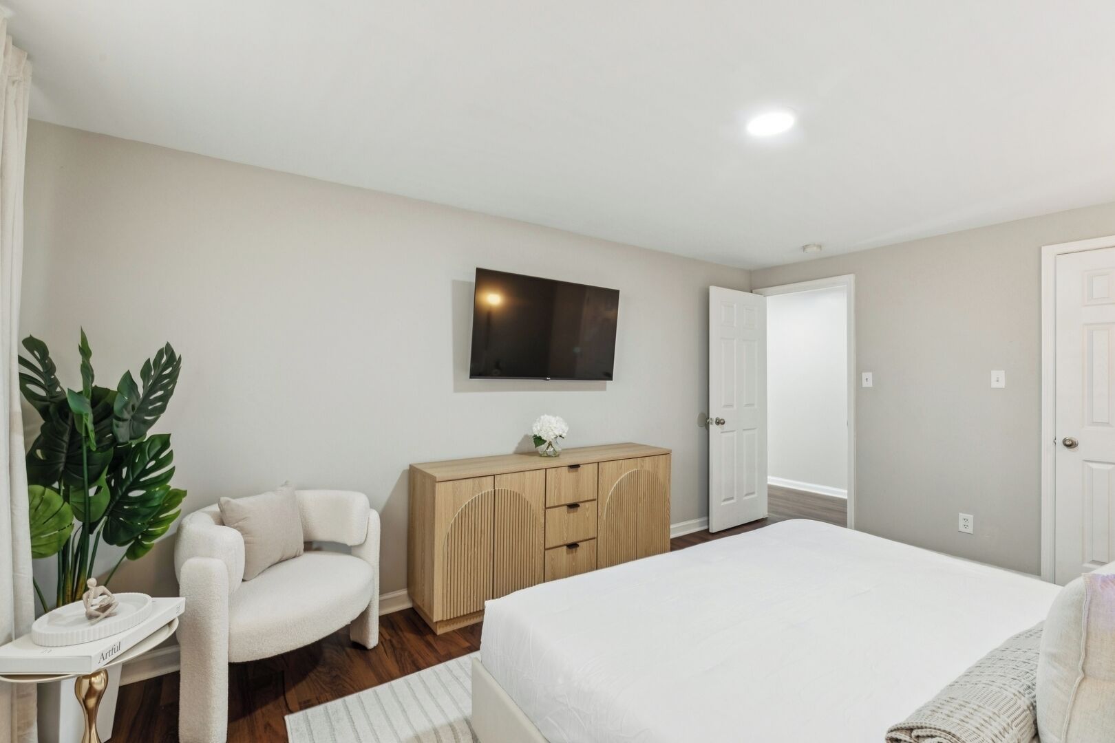 8 bedrooms, desk, iron/ironing board, travel crib