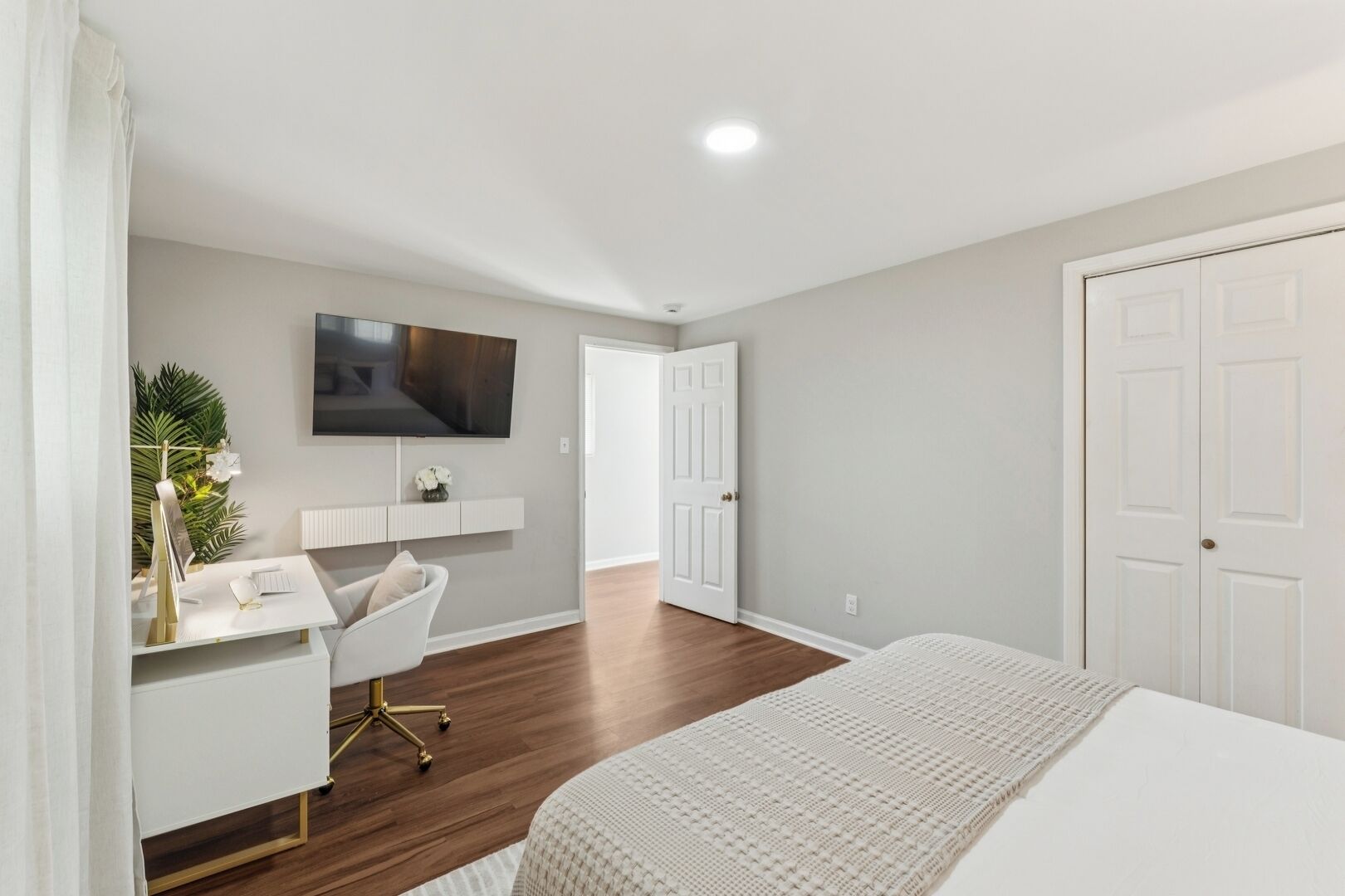 8 bedrooms, desk, iron/ironing board, travel crib
