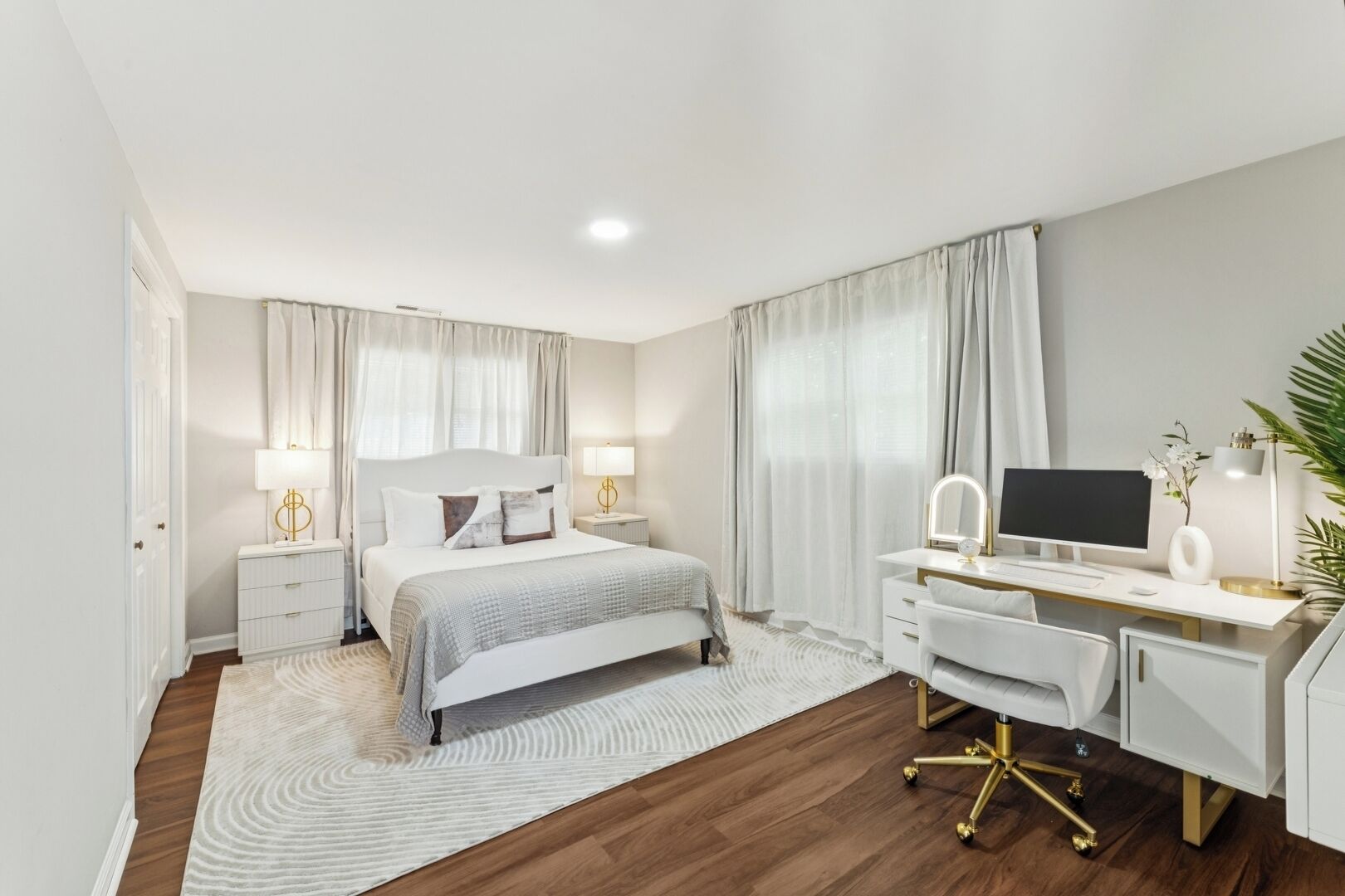 8 bedrooms, desk, iron/ironing board, travel crib