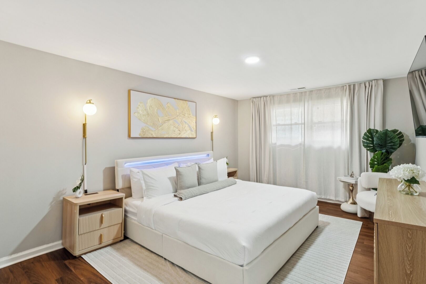 8 bedrooms, desk, iron/ironing board, travel crib