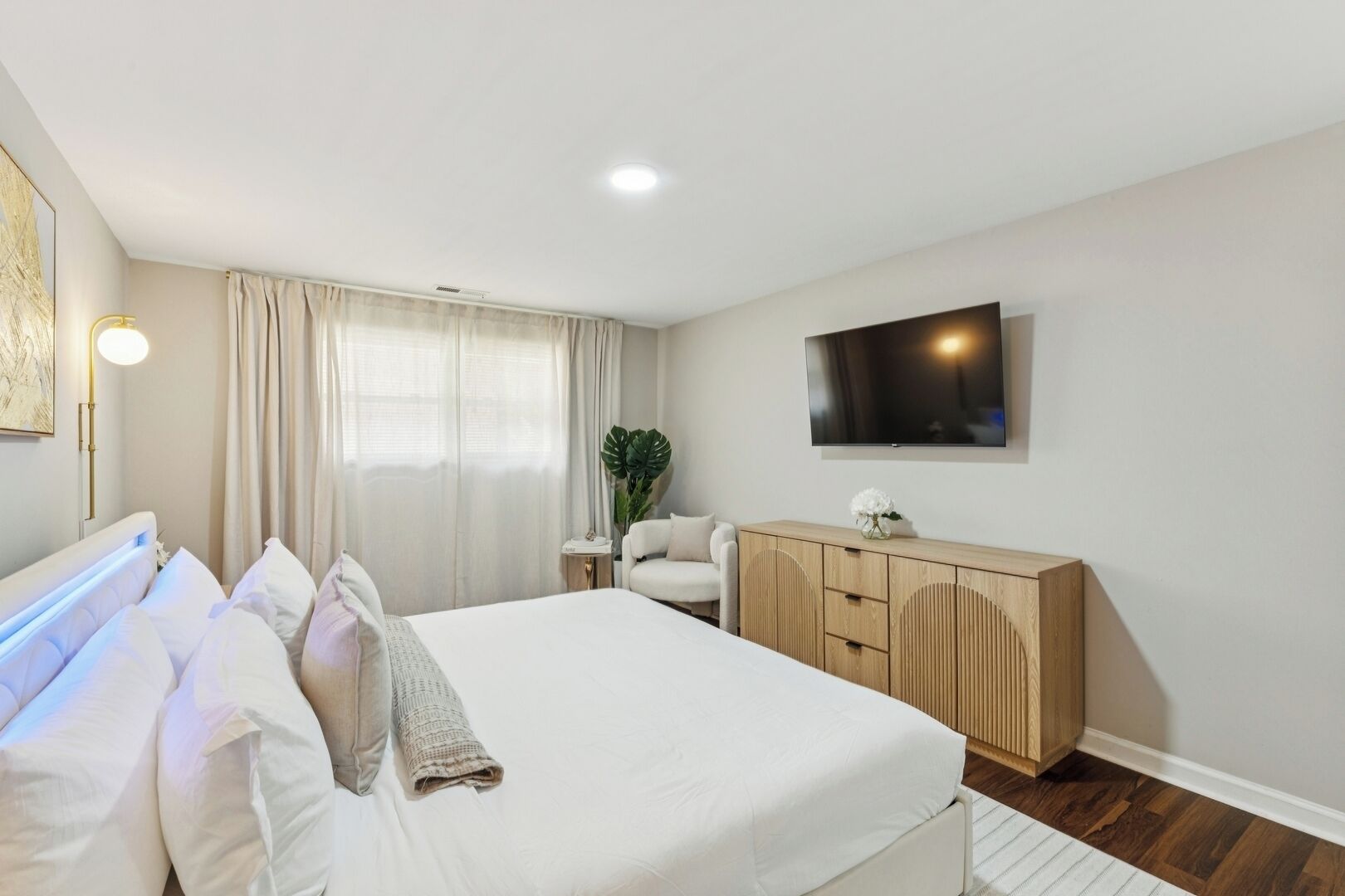 8 bedrooms, desk, iron/ironing board, travel cot
