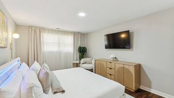 8 bedrooms, desk, iron/ironing board, travel cot