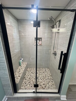 Shower, hair dryer, towels, soap - BIG ROCK SPECIAL 1 row off ocean w/ beach/AB Circle access, 5-car parking. (Atlantic Beach)