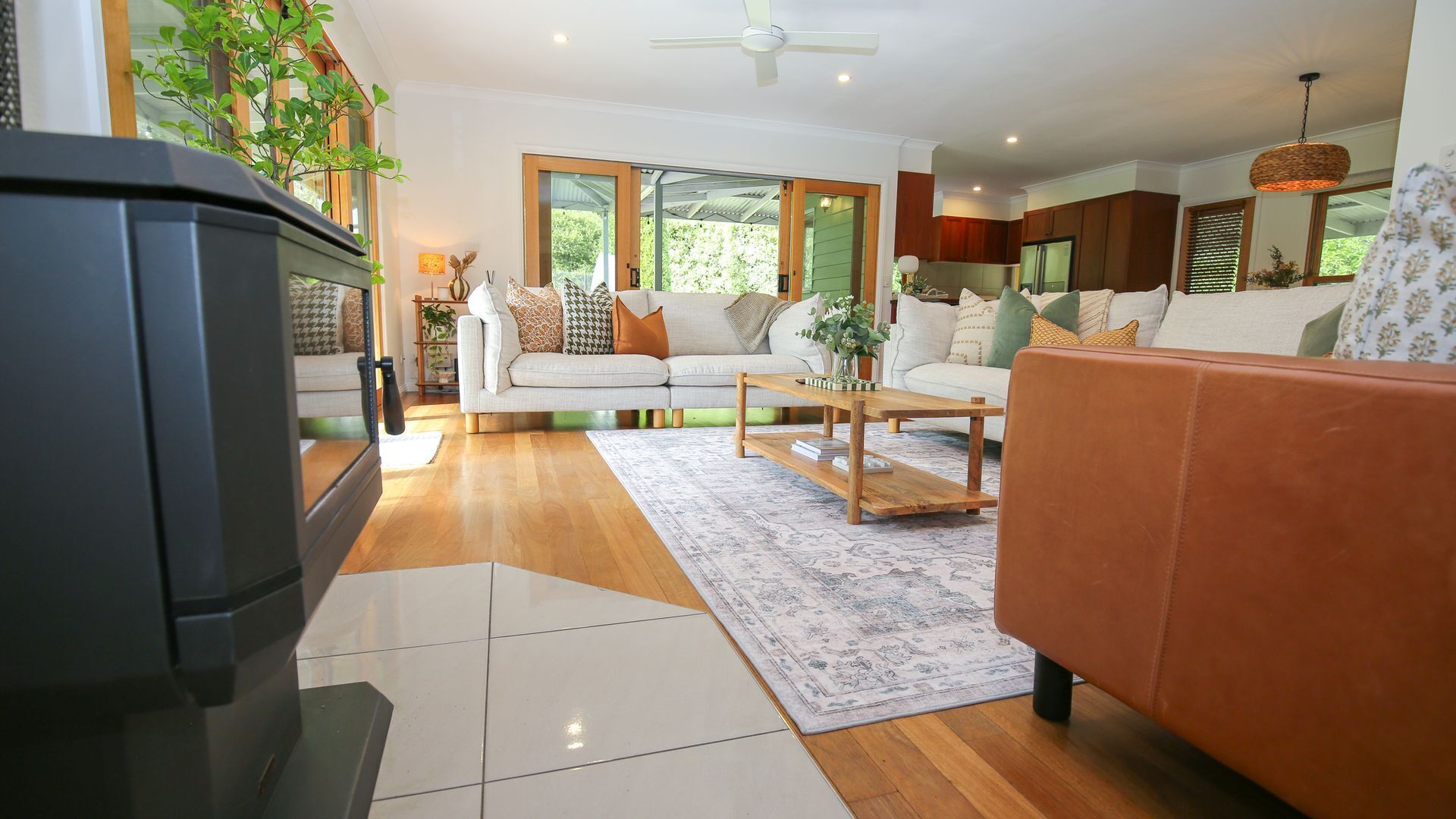 Smart TV, fireplace