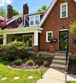 Exterior - Hillcrest Storybook Cottage: 8 Min to Downtown + Derby (Louisville)