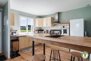 Fridge, microwave, oven, stovetop - Gîtes de France® - Gîte du côté de chez nous (BEAUREPAIRE)