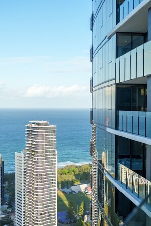 A high-rise building with a view of the ocean and other buildings. - Luxury High-Rise Stay with Panoramic GC Views (Broadbeach)