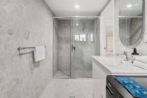 Bathroom - Affordable Studio|sleeping & living space combined (Jindalee)