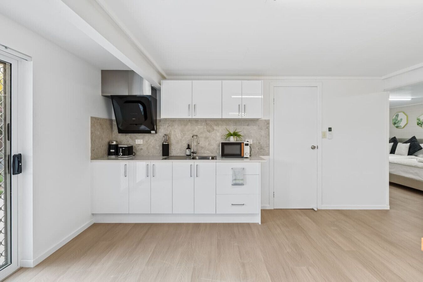 Kühlschrank, Mikrowelle, Ofen, Herdplatte