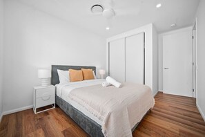 4 bedrooms, desk, iron/ironing board, WiFi - Luxury New Home| Prime Location|Easy City Access (Mount Gravatt East)