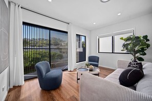 TV - Luxury New Home| Prime Location|Easy City Access (Mount Gravatt East)