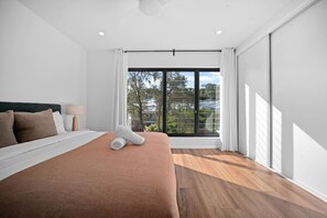 4 bedrooms, desk, iron/ironing board, WiFi - Luxury New Home| Prime Location|Easy City Access (Mount Gravatt East)