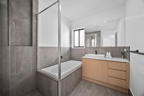 Hair dryer - Luxury New Home| Prime Location|Easy City Access (Mount Gravatt East)