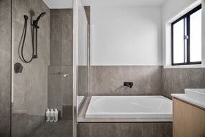 Hair dryer - Luxury New Home| Prime Location|Easy City Access (Mount Gravatt East)