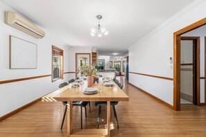 Dining - Large 5BR Family Home w/ 3BA | Quiet & Comfortable (Parkinson)