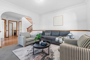 TV - Large 5BR Family Home w/ 3BA | Quiet & Comfortable (Parkinson)