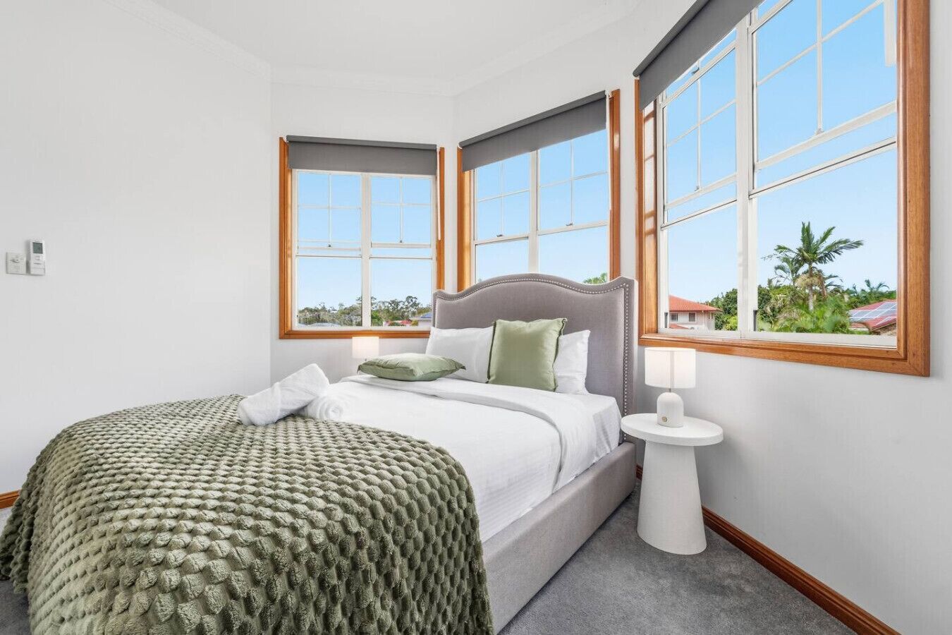 5 habitaciones, escritorio, tabla de planchar con plancha y wifi 