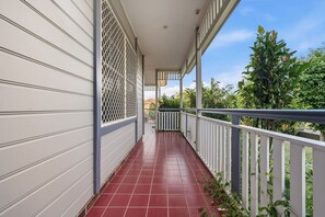 Terrace/patio - Large 5BR Family Home w/ 3BA | Quiet & Comfortable (Parkinson)