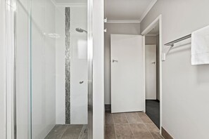 Bathroom - Affordable Stay | Private & Convenient |Near Shops (Jindalee)