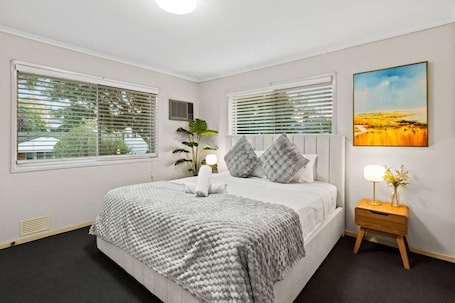 1 bedroom, iron/ironing board, WiFi, bed sheets. Affordable Stay | Private & Convenient |Near Shops