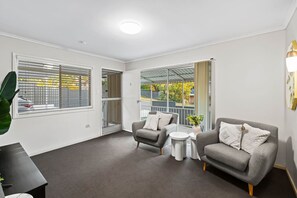 Living area - Affordable Stay | Private & Convenient |Near Shops (Jindalee)
